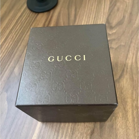 Authentic Gucci Watch 114-2 Model - Picture 2 of 5